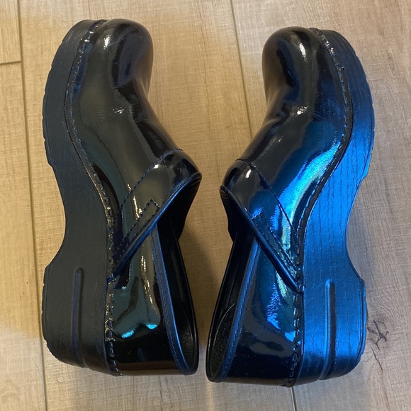Black patent leather Dansko clog. Size 37 - Picture 5 of 8